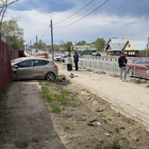 Во Владимирской области автомобилист врезался в забор около дома после аварии