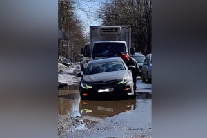В Александрове две машины провалились в яму на дороге
