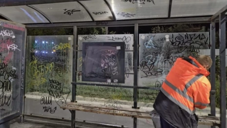 Во Владимире вандалы разрисовали автобусную остановку