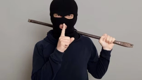 Житель Мурома в балаклаве избил следователя битой