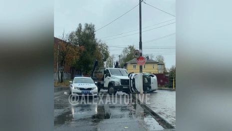 В Александрове легковушку впечатало в столб после ДТП 
