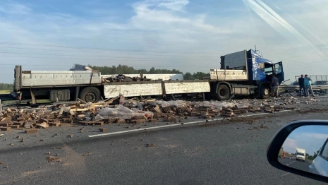 На М-7 Волга во Владимирской области из грузового прицепа выпали кирпичи