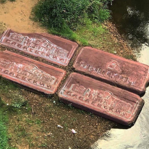 «Река не грязная, она шоколадная». На берегу Клязьмы появились огромные плитки «Бабаевского» 