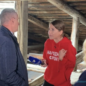 Телеведущая Юлия Барановская посетила аварийный дом 20 века в Кольчугино