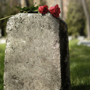 Житель Александрова обманул 7 человек с установкой памятников на могилах