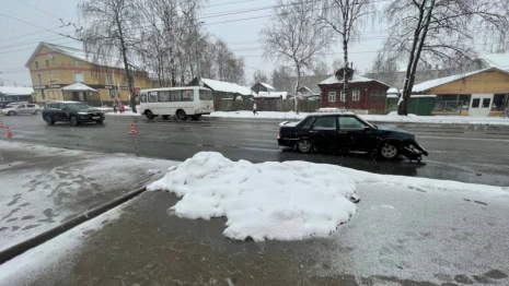 В Коврове перебегавшая на «красный» женщина попала под машину