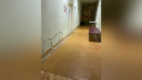 Жителей Александрова возмутили потрескавшиеся стены детской поликлиники