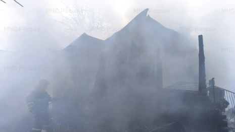 В Суздальском районе мощный пожар охватил частный дом