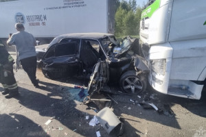 Спасатели вызволили пострадавших из искореженной после ДТП под Владимиром машины