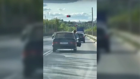 Во владимирских пабликах завирусилось видео с хулиганом с пистолетом