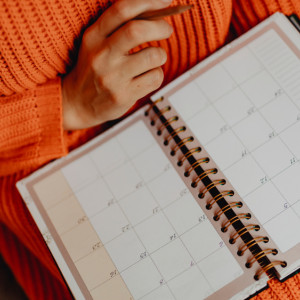 Февральские праздники: как будут работать МФЦ, почта и больницы