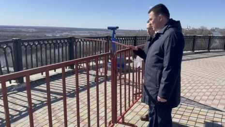 Мэр Владимира доехал до разваливающейся смотровой площадки