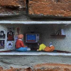 Владимирские художники начали прятать миниатюры «в кирпичиках» в зданиях по всей России