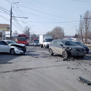 Во Владимире иномарка после ДТП откатилась в автобус