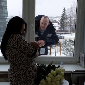 Во Владимире мужчина поднялся на кране к окнам роддома