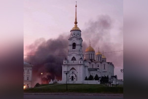 Во Владимире рядом с Успенским собором сгорел дом начала 20 века 