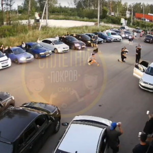 В Покрове парень сделал предложение девушке на парковке «Пятерочки»