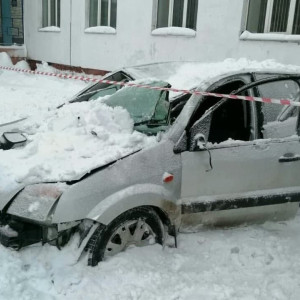 В Александрове снежная глыба упала на машину: водитель серьезно пострадал