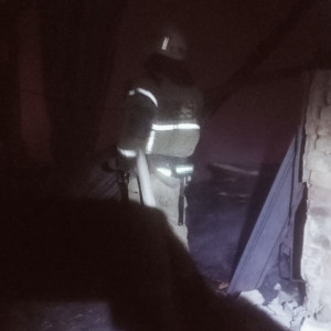 Во владимирском поселке загорелось деревообрабатывающее предприятие