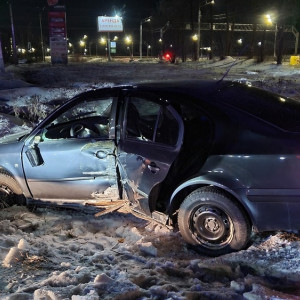 Во Владимире водитель врезался в столб на Пекинке 