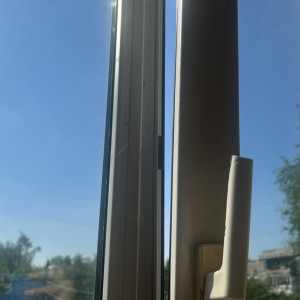 В Кольчугино малышка облокотилась на москитную сетку и упала с 4 этажа