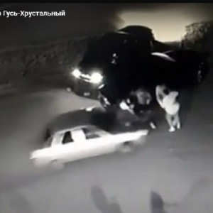 Во Владимирской области подросток на легковушке въехал в толпу людей у торгового центра 