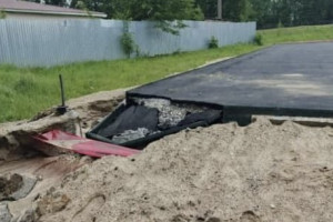 В Кольчугино дождь едва не сорвал благоустройство спортивной площадки