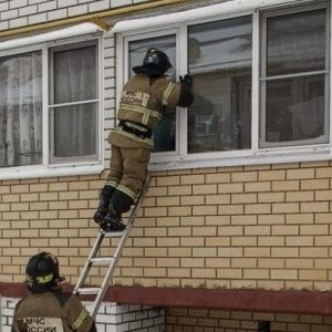 В Гусь-Хрустальном спасатели помогли упавшей в квартире бабушке
