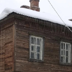 В Кольчугино пенсионерку оставили в разрушающемся доме