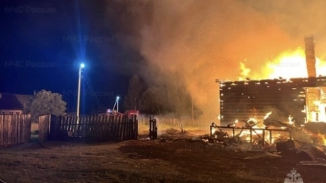 В деревне под Гусь-Хрустальным загорелся деревянный дом и сараи