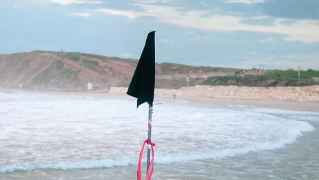 Во Владимире над озером в Семязино подняли черный флаг