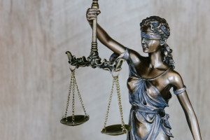 Во Владимире будут судить женщину за антивоенный пикет на забеге Дедов Морозов