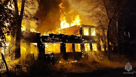 Во Владимирской области огонь охватил заброшенное здание