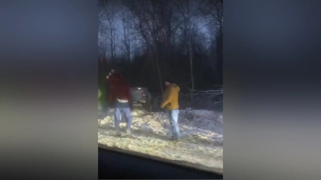 Во Владимирской области на снежной трассе машина улетела в кювет