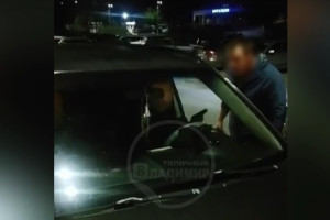 Во Владимире таксист угрожал мужчине пистолетом: появилось видео