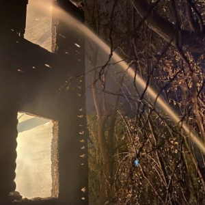 В Киржаче спасатели эвакуировали из горящей заброшки 7 человек