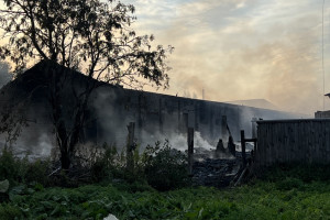 Тушить мощный пожар на производстве в Коврове помогали местные жители