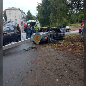 Во Владимирской области автомобиль придавило столбом после ДТП 