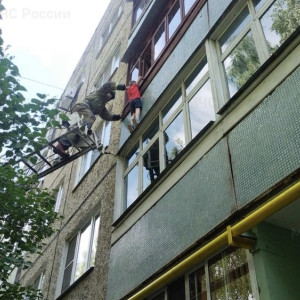 В Гусь-Хрустальном спасли повисшего на карнизе 5-летнего мальчика