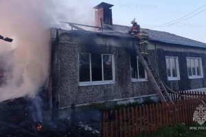 Во Владимирской области мощный пожар охватил кирпичный дом