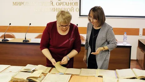 Гимназия №3 во Владимире передала исторические документы в госархив