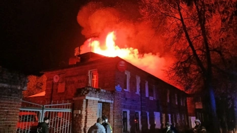 В Коврове жильцов сгоревшего дома поселили в гостинице 