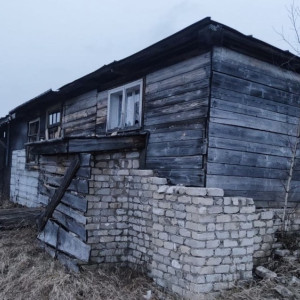 В деревне под Меленками семью оставили жить в сгоревшем 6 лет назад доме