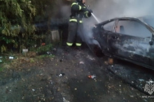 Во Владимире ночью вспыхнула легковушка