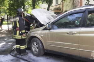 Во Владимире около студенческого общежития загорелась легковушка