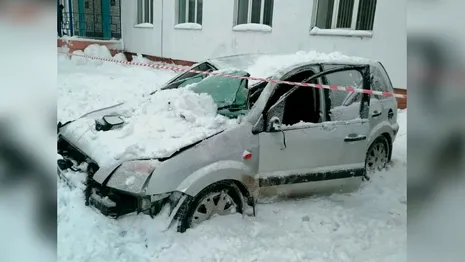 В Александрове снежная глыба упала на машину: водитель серьезно пострадал