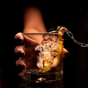 Число смертей от отравлений паленым алкоголем выросло в 40 регионах страны