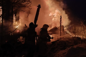 На улице Ленина в Суздале загорелись частный дом и баня