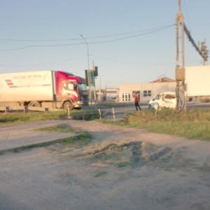 В Вязниках на трассе М-7 Волга фура снесла легковушку