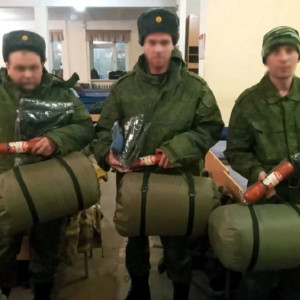 Владимирские мобилизованные сфотографировались с подаренными спальниками и колбасой